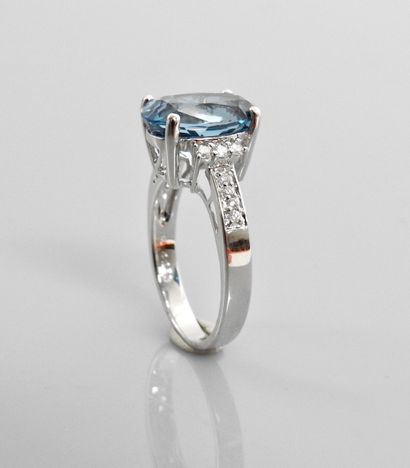 null Ring in white gold, 750 MM, set with an oval zircon weighing about 4.50 carats,...