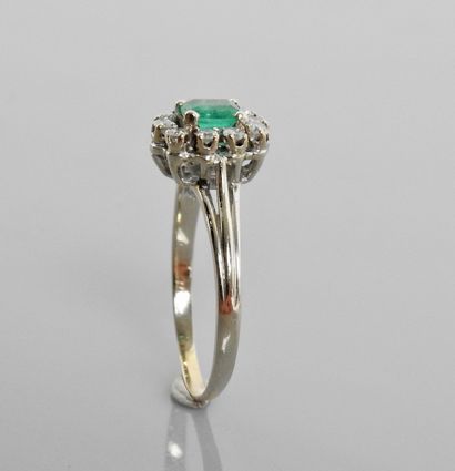 null Ring in white gold, 750 MM, centered on an emerald surrounded by diamonds, size:...