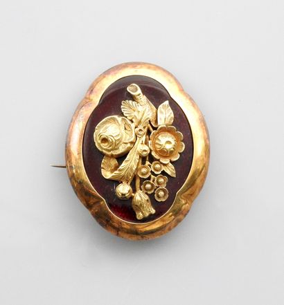 null Brooch ' porte - médaille ' in yellow gold, 750 MM, setting a mother-of-pearl...