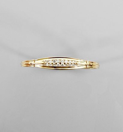 null Bracelet opening, articulated two gold, 750 MM, centered with diamonds, eight...