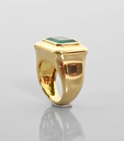 null Yellow gold ring, 750 MM, set with a beautiful emerald weighing 4 carats, probably...