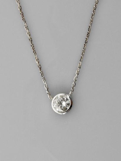null Chaîne et pendentif en or gris, 750 MM, orné d'un diamant taille brillant pesant...