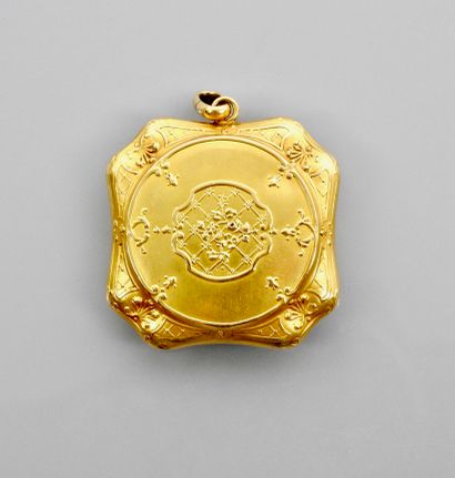 null Yellow gold pendant, 750 MM, engraved with a floral design and smooth central...