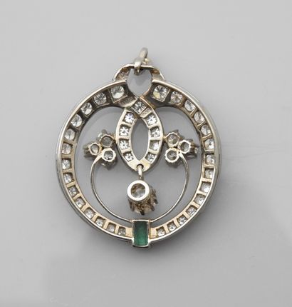 null Very beautiful pendant drawing a circular ribbon in white gold, 750 MM, underlined...