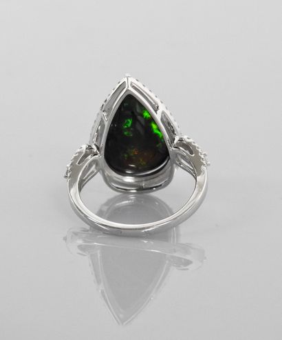 null White gold ring, 750 MM, set with a beautiful pear-cut opal weighing about 8...