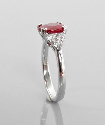 null Ring in white gold, 750 MM, set with an oval ruby weighing 2 carats and six...