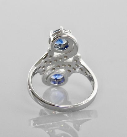 null Ring in white gold, 750 MM, set with two sapphires, total 1.50 carat approximately...