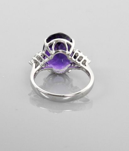 null Ring in white gold, 750 MM, set with an oval amethyst weighing 6.50 carats,...