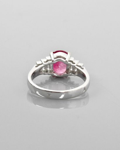 null White gold ring, 750 MM, set with an oval pink sapphire weighing about 2 carats...