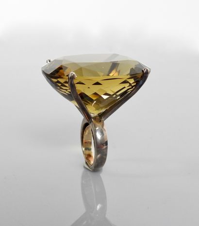null Extravagant ring in white gold, 750 MM, set with a cushion-cut smoked citrine,...