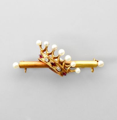 null Pretty brooch ' Porte médailles ' in yellow gold, 750 MM, crown comtale decorated...