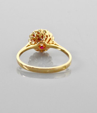null Bague en or jaune, 750 MM, centrée de diamants ourlés de rubis, taille : 47,...