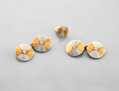 null 
Pair of cufflinks each drawing two radiating discs two gold, 750 MM, centered...