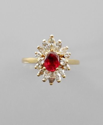 null Bague en or jaune, 750 MM, ornée d'un rubis ovale pesant 1 carat entouré de...