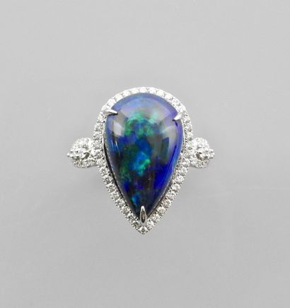 null White gold ring, 750 MM, set with a beautiful pear-cut opal weighing about 8...