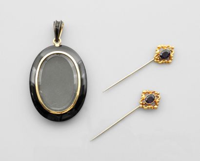 null Large yellow gold "Souvenir" medallion, 750 MM, setting an onyx inlaid with...