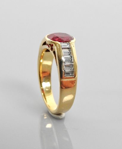 null Bague ' Anneau ' en or jaune, 750 MM, ornée d'un rubis ovale pesant 1,50 carat...