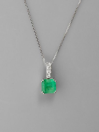 null Diamond chain and pendant in white gold, 750 MM, set with an emerald cut emerald...