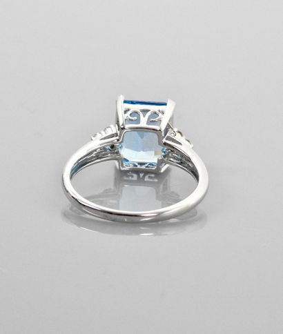 null White gold ring, 750 MM, set with an emerald-cut blue topaz weighing 3.70 carats...