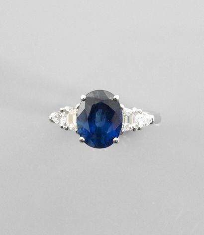 null White gold ring, 750 MM, set with an oval sapphire weighing 3.60 carats with...