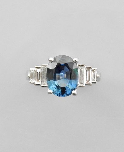 null Ring in white gold, 750 MM, set with a beautiful oval sapphire weighing 3.50...