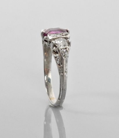 null White gold ring, 750 MM, set with an oval pink sapphire surrounded by old-cut...