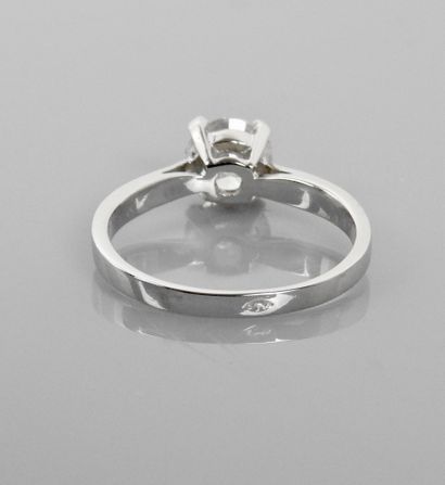 null Solitaire ring in white gold, 750 MM, set with a very beautiful diamond weighing...