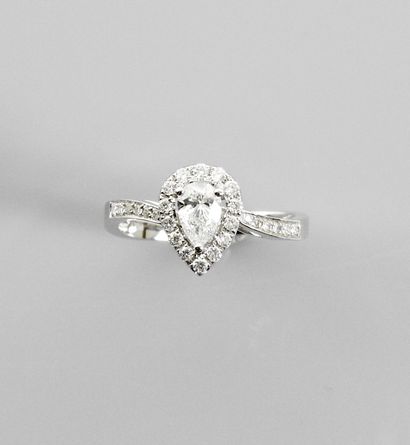 null Solitaire ring in white gold, 750 MM, set with a very beautiful pear-cut diamond...