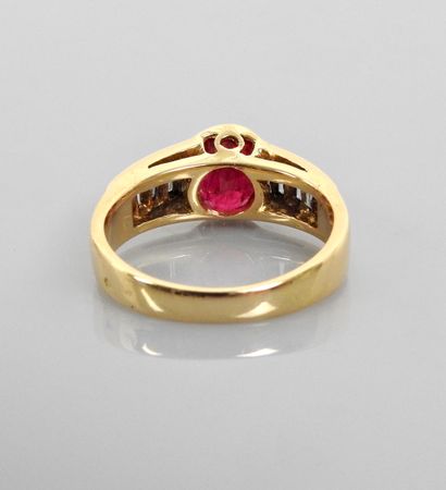null Ring in yellow gold, 750 MM, with an oval ruby weighing 1.50 carat and baguette-cut...