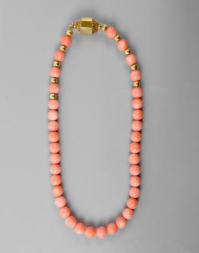 null Pretty necklace of coral pearls "Peau d'Ange", diameter 12 mm, clasp in yellow...