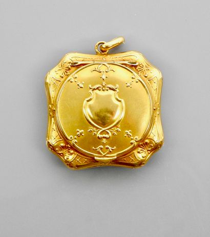 null Yellow gold pendant, 750 MM, engraved with a floral design and smooth central...