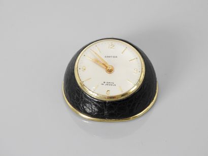 null 
CARTIER, Desk clock in gilt metal and black leather, 750 MM, cream dial, gold...
