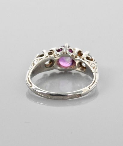 null White gold ring, 750 MM, set with an oval pink sapphire surrounded by old-cut...