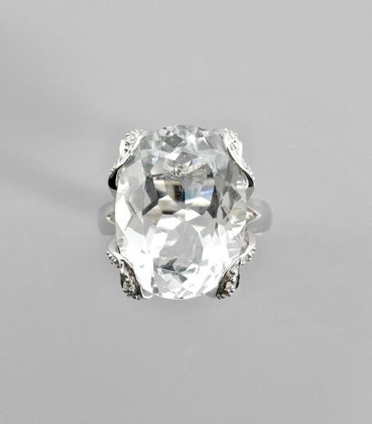null White gold ring, 750 MM, set with an aquamarine weighing 10 carats approximately...
