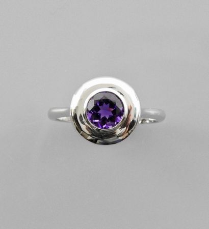 null Round ring in white gold, 750 MM, set with an amethyst weighing about 0.80 carat,...