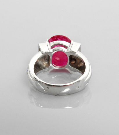 null Ring in white gold, 750 MM, centered on an oval ruby weighing 4.50 carats between...