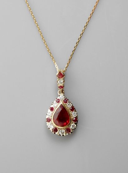 null Chaîne et pendentif deux ors, 750 MM, orné d'un rubis traité taille poire pesant...