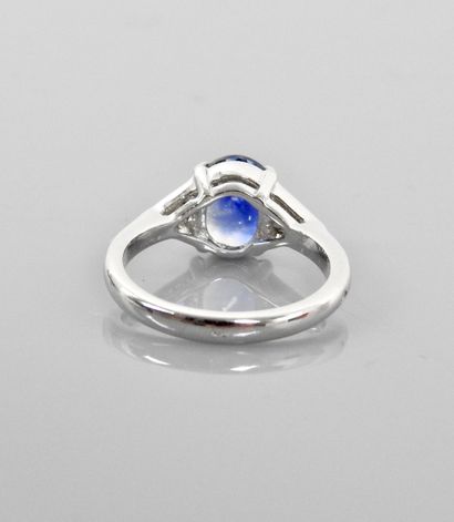 null White gold ring, 750 MM, set with a beautiful oval sapphire weighing 2.30 carats,...