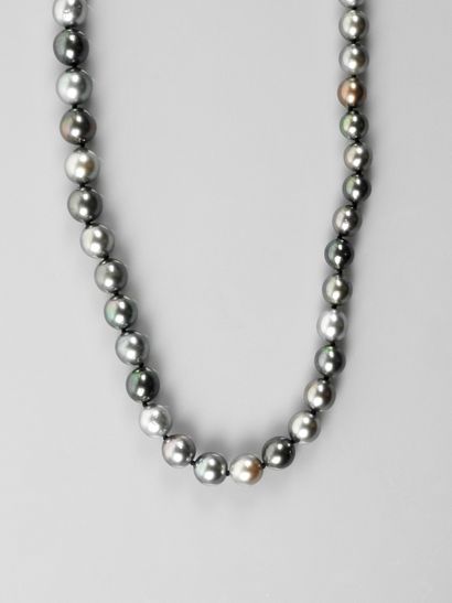 null Long necklace of beautiful Tahitian cultured pearls in cameo, white gold clasp,...