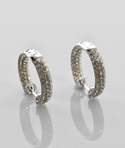 null Elégants anneaux d'oreilles en or gris, 750 MM, soulignés de diamants, total...