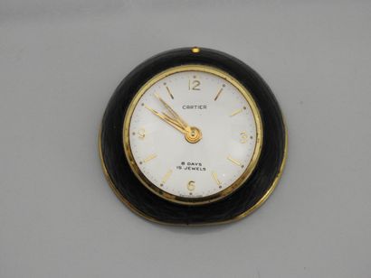 null 
CARTIER, Pendulette de bureau en métal doré et gainage cuir noir, 750 MM, cadran...