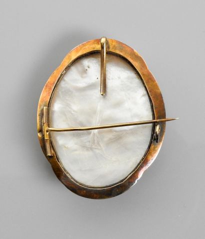 null Brooch ' porte - médaille ' in yellow gold, 750 MM, setting a mother-of-pearl...