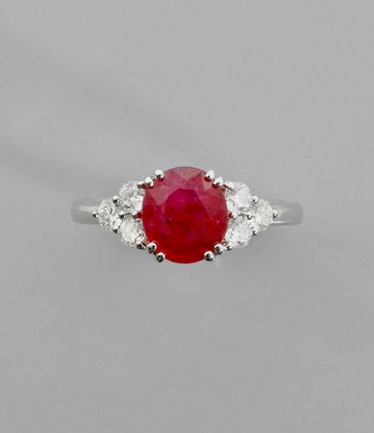 null Bague en or gris, 750 MM, ornée d'un rubis ovale pesant 2 carats environ épaulé...