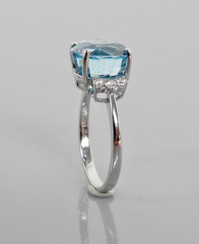 null Ring in white gold, 750 MM, set with a round zircon weighing about 8.50 carats,...