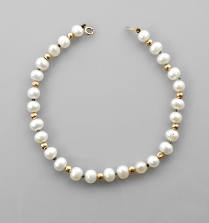 null Bracelet of cultured pearls and yellow gold pearls, 375 MM, length 18 cm, weight:...