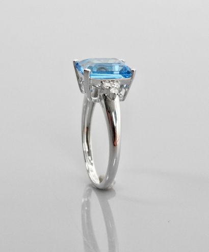 null White gold ring, 750 MM, set with an emerald-cut blue topaz weighing 3.70 carats...