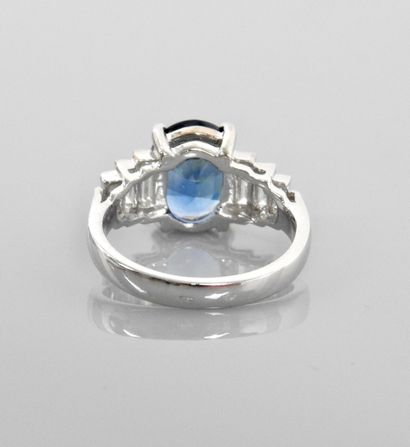 null Ring in white gold, 750 MM, set with a beautiful oval sapphire weighing 3.50...