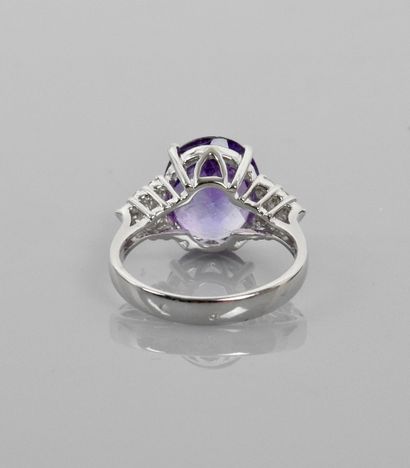 null Ring in white gold, 750 MM, set with a beautiful oval amethyst weighing 4 carats,...