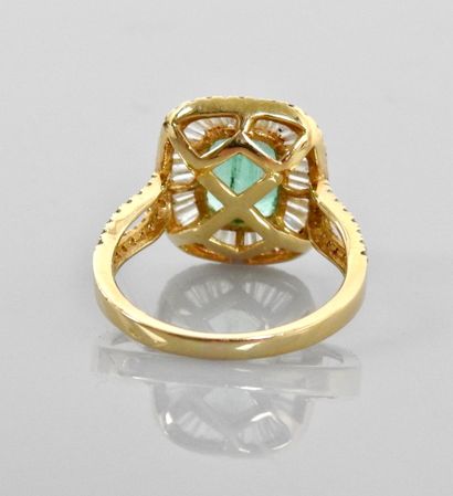 null Beautiful yellow gold ring, 750 MM, set with a beautiful transparent cushion-cut...