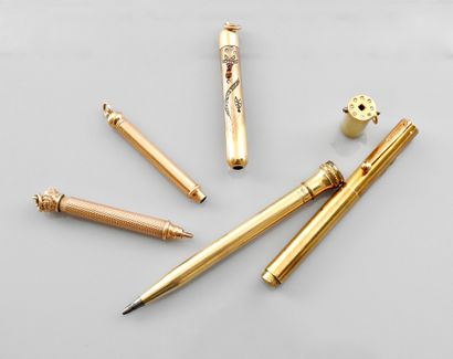 null Lot of pens, pencil holder, case in yellow gold, 750 MM, two with diamonds,...